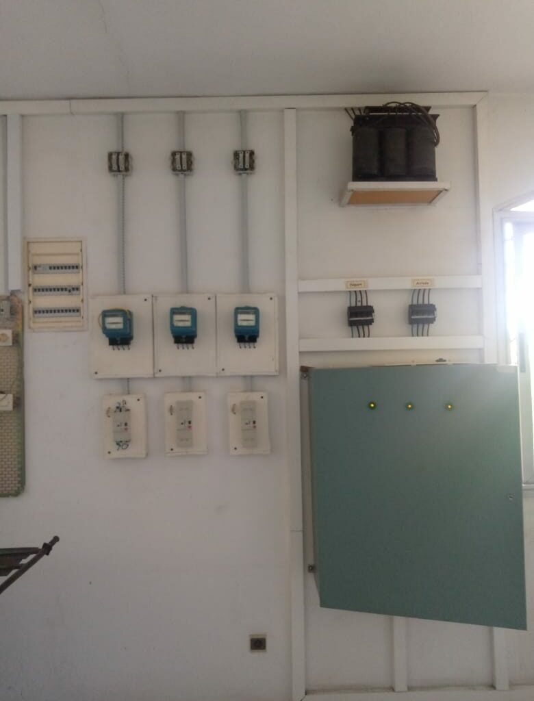 Banc de travaux pratiques de mini-réseau électrique