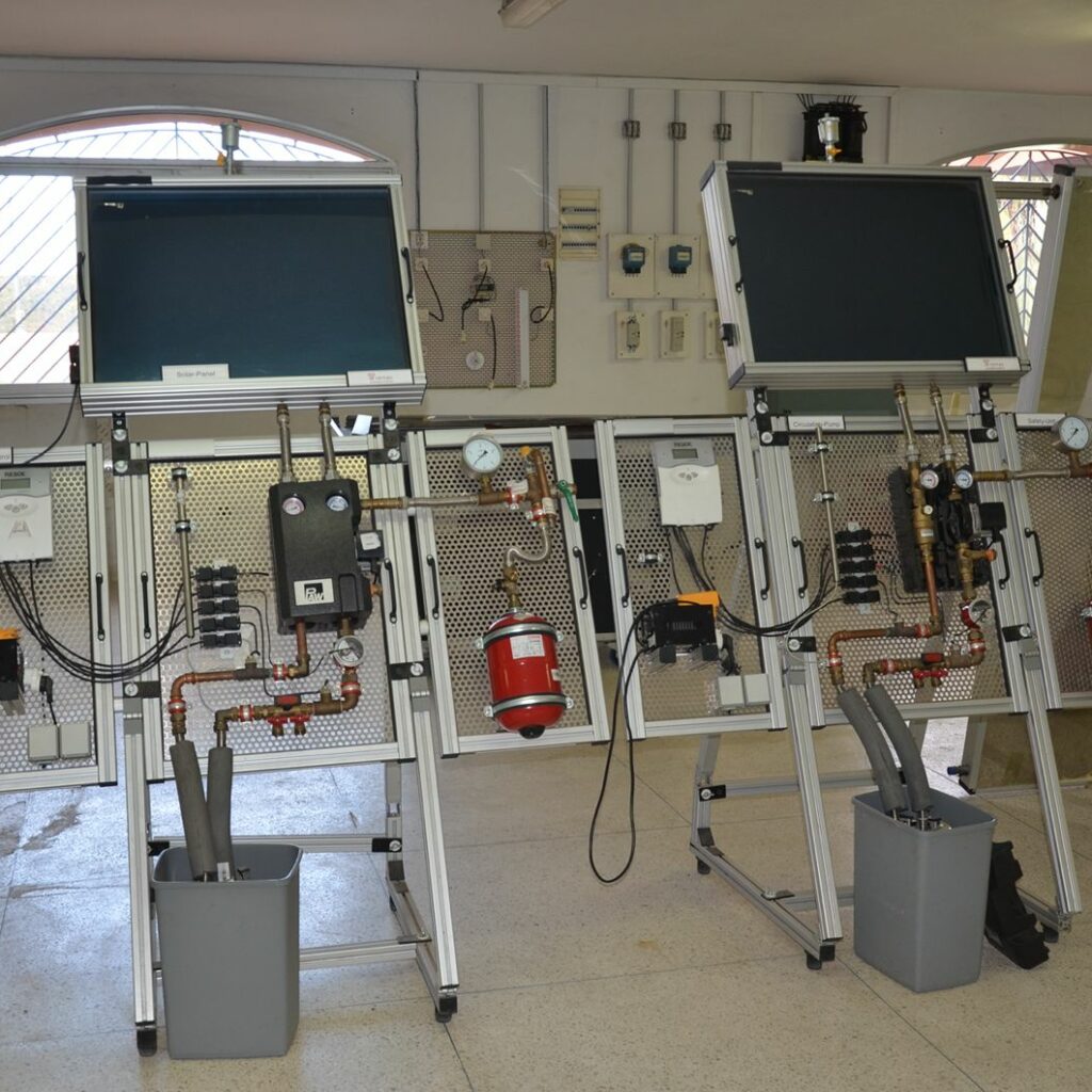 Banc de travaux pratiques de chauffe-eau solaire collectif